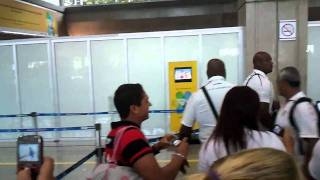 preview picture of video 'Ronaldinho no aeroporto galeao - rio'