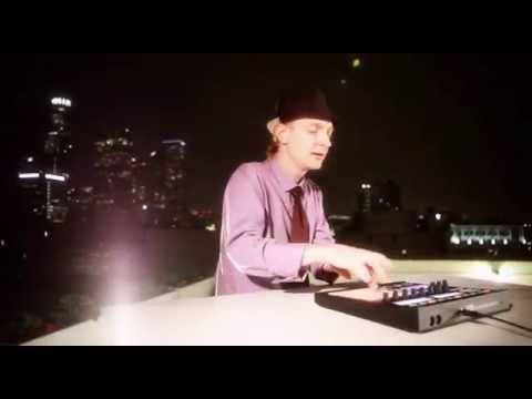 Jeremy Ellis plays Dubstep along with maschine WTF