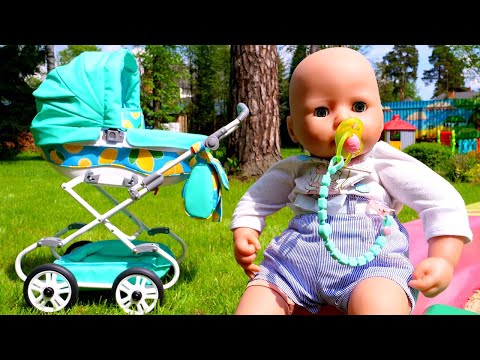 Neuer Kinderwagen für Baby Born. Spielzeug Video mit Puppen.