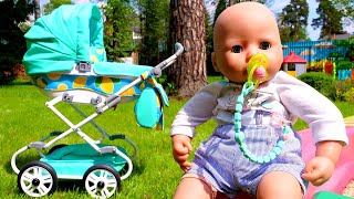 Neuer Kinderwagen für Baby Born. Spielzeug Video mit Puppen.