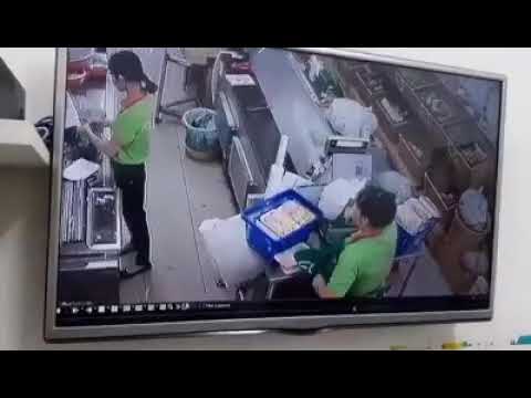 Nhân viên satrafoods Tân Hương ăn cắp hàng tại cửa hàng