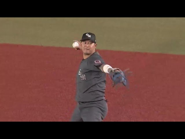 【8回表】追加点を防ぐ!! マリーンズ・佐藤都志也 鋭い当たりをダイビングキャッチ!!  2024年6月13日 千葉ロッテマリーンズ 対 横浜DeNAベイスターズ