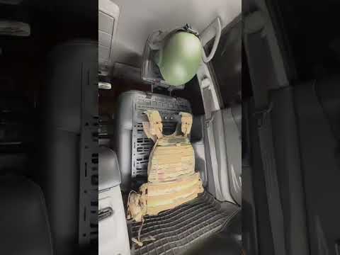 кадр з відео з MOLLE панеллю на спинці сидіння та підсумками