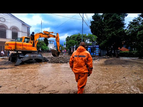 Фото Ялта ушла под ВОДУ. Отдыхающие в слезах машины СМЫЛО в МОРЕ. Последствия ДИКОГО ЛИВНЯ в КРЫМУ.