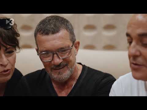 Antonio Banderas i Marta Ribera- Aquest eclipsi del cor | Cantando en Catalán en La Marató de tv3
