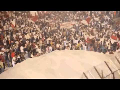 "La hinchada de la U" Barra: Trinchera Norte &bull; Club: Universitario de Deportes