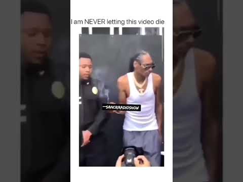 Snoop Dogg gives cop marijuana 🤣💨 #snoopdogg #weed #shorts #rap
