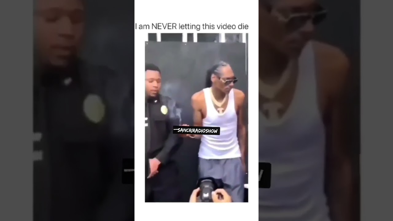 Snoop Dogg gives cop marijuana 🤣💨 #snoopdogg #weed #shorts #rap