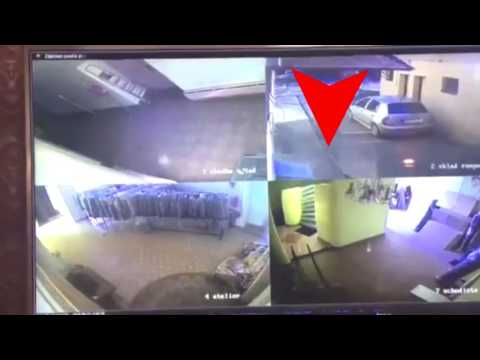 Muž v obleku sa pohybuje po firmách na strednom Slovensku