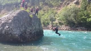 preview picture of video 'An entire family jumps from the big rock Kulina, during whitewater rafting trip, Tara River Canyon'