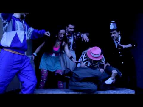 Προωθητικό βίντεο της θεατρικής παράστασης «Ωχ! Τι κόσμος γιαγιά!» που ανέβηκε στο θερινό θέατρο Λαμπέτη το 2013. 