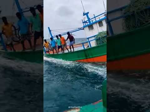 மீனவர்களின் படகை காப்பாற்றும் மாபெரும் காற்று பலூன்!😱 #trendingnow #viral