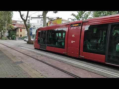 カーンタイヤの路面電車。