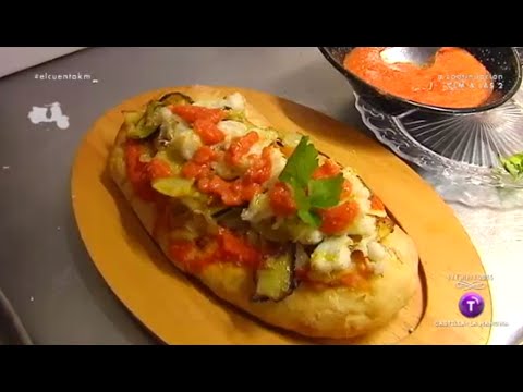 Coca de bacalao con salsa romesco