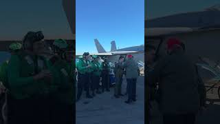 הנשיא טראמפ מעניק באופן אישי לטייסי המסוקים ולצוותו את מטבע האתגר הנשיאותי שלו 🇺🇸