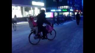 preview picture of video 'Mother cycling with child, in winter evening in Oulu'