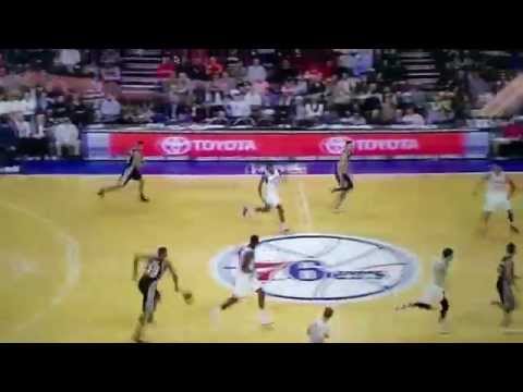 Boris Diaw anota una bandeja de costa a costa!