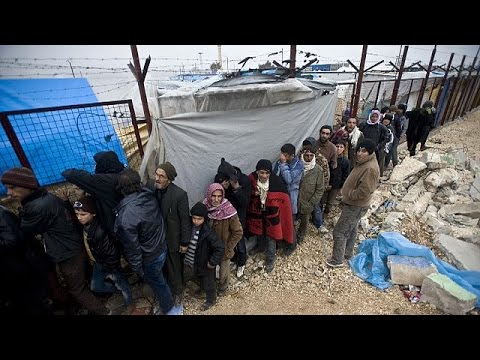 Tens of thousands of Syrian refugees in camps next to Turkey border