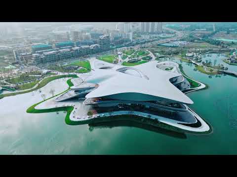 Museu de Ficção Científica de Chengdu na China, criado por Zaha Hadid Office. Construído em uma cidade que produziu alguns dos principais escritores de ficção científica do Japão. O edifício tem uma cobertura de forma fluida que lembra uma nebulosa, e também se caracteriza por um layout que parece flutuar na superfície de um lago e um desenho que se integra com o entorno.