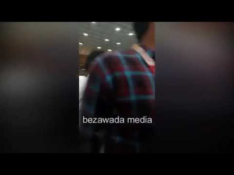 Waiter attacked ys Jagan || Ys Jagan attacked by waiter at Vizag aiport