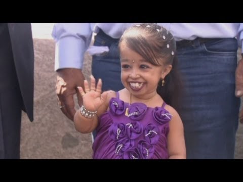 世界上最矮的女人傑奧蒂-阿姆熱走向好萊塢。 (Shortest woman in the world Jyoti Amge heading to Hollywood)