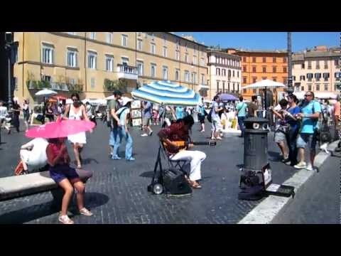 Рим, площадь Навона, уличный музыкант