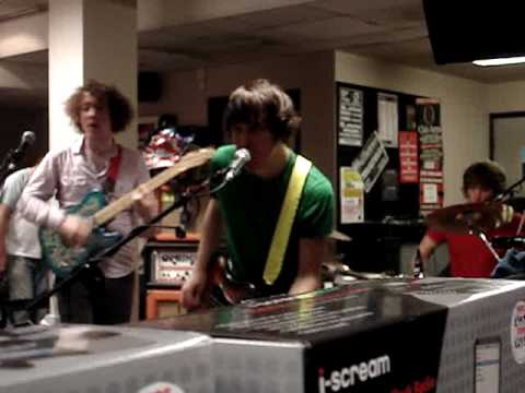 Videoclip de School Uniforms — The Wombats