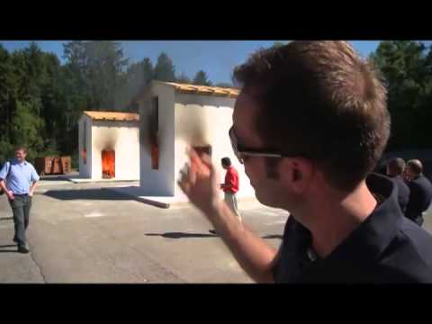 Wie schnell brennt ein Haus? Test der Dämmstoffe! Feuerwehr steckt 2 Häuser in Brand