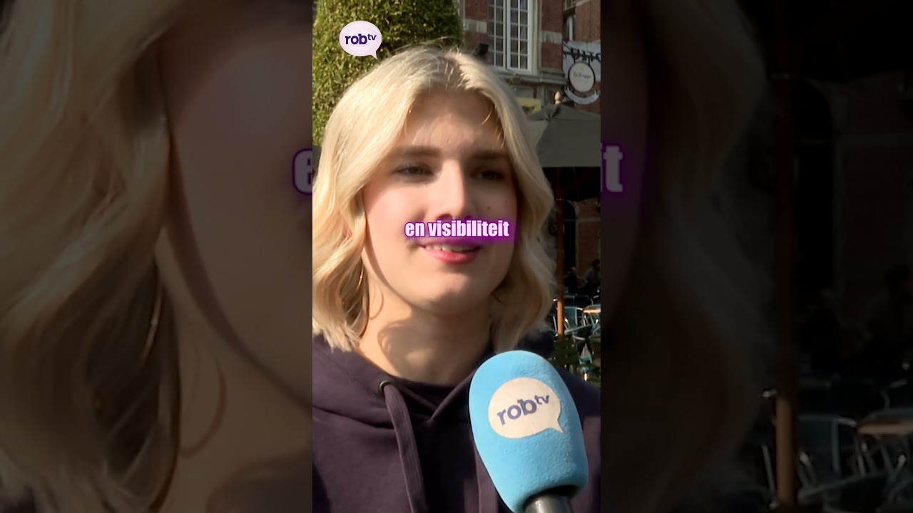 Waterteams van LOKO delen water uit op de Oude Markt! 💧 #robtv #leuven #student #party #nieuws #fyp