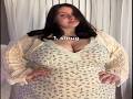Ein Molliges SSBBW Model Präsentiert Verschiedene Kleider Für Plus Size Größen