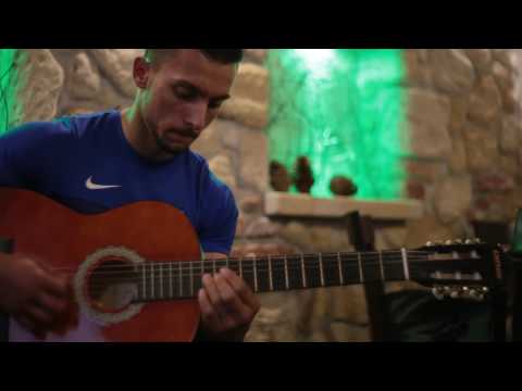 Krzysiek (klient) złapał gitarę w Starym Piecu...