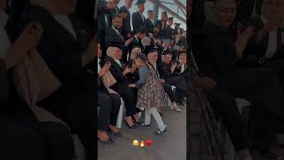 ننا كومي كومي غسليلي اهدومي بنت تركص مع امه بحفله تخرجها