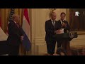 Kreuk overhandigt D-day-vlag aan Trump