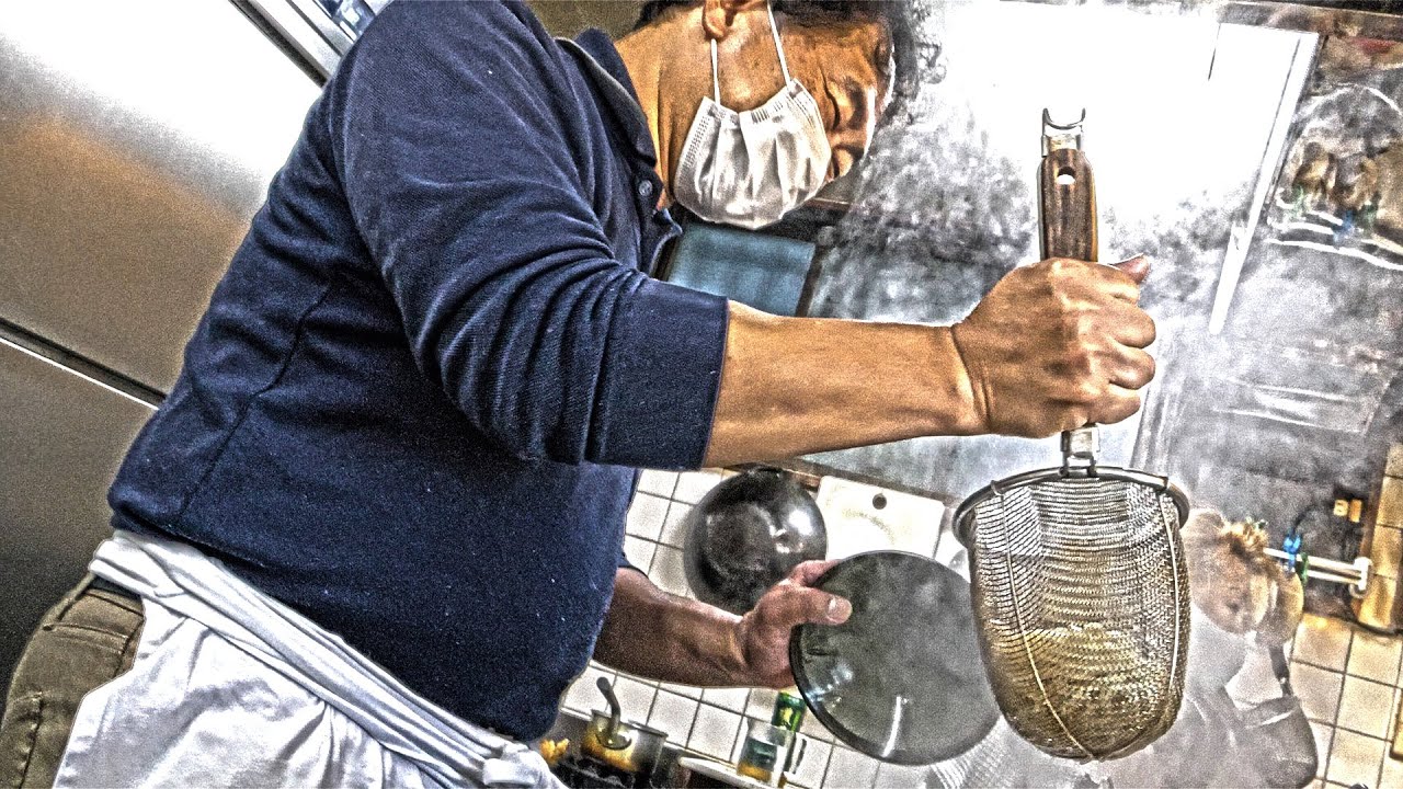 ４０秒提供！１杯３００円そばうどんに大盛りカレーライスが胃袋を満たす立ち食いそばうどん！