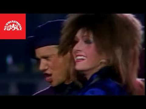 Helena Vondráčková & Jiří Korn - Zatímco déšť si v listí hrál (oficiální video)