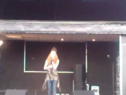 Janet Devlin performs Kiss Me at EoE