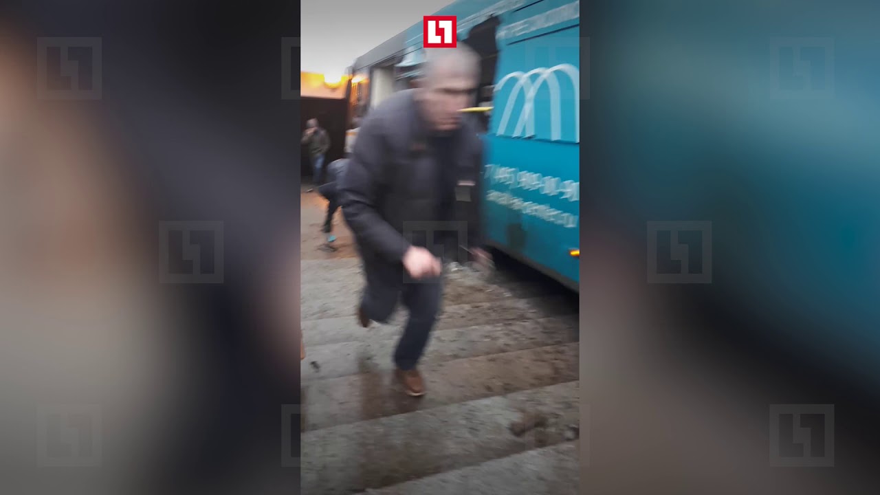 Автобус влетел в пешеходный переход