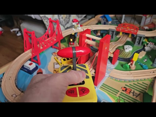 Vídeo relacionado con Tren Electrico Juguete Niños, Suministro de Energía de la Batería Juguete, Conexión magnética, Juguetes Regalos para Niños, Tren Electrico Niñoscompatible con Thomas, Brio, Chuggington