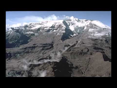 1985 年 11 月 13 日の泥流によって破壊されたアルメロの一部の航空写真。