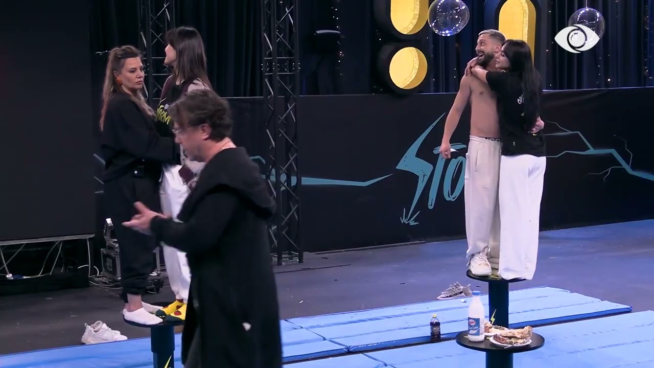 Sfida e rezistencës/ 9 orë pa u dorëzuar, banorët vijojnë numërimin pas me brohorima: O gjiganda…