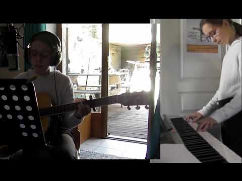 Coline au chant, guitare et piano