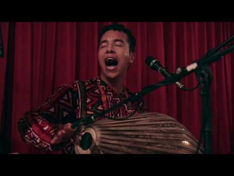 KIRTANIYAS - Mahamantra & Ali Mohe Lage Vrindavana Niko - Zorba the Buddha, Delhi (INDIA) - 2017