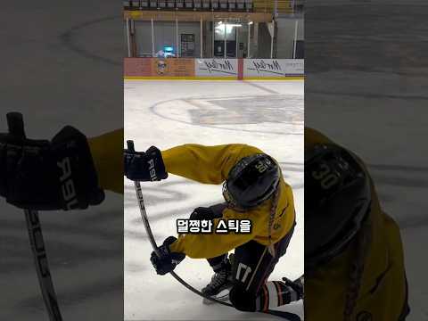 경기 전 멀쩡한 스틱을 부수는 하키 선수