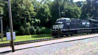 preview picture of video 'Freight Trains at Lewistown Junction'