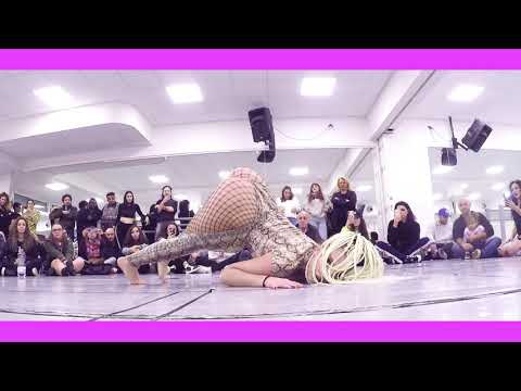 download lagu mp3 mp4 Round And Brown Vicky, download lagu Round And Brown Vicky gratis, unduh video klip Round And Brown Vicky