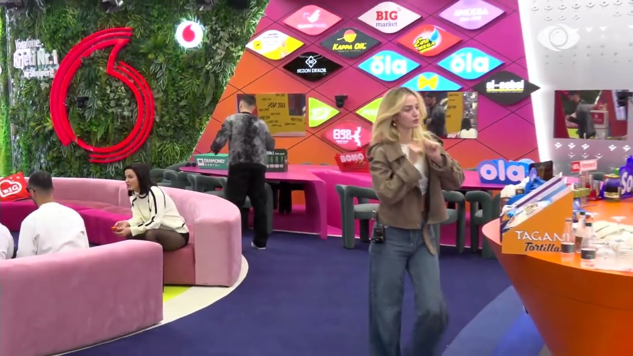 Gimbo dhe Mal kërcejnë së bashku në living