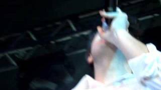 Daniel Musy cantando no show do Roupa Nova