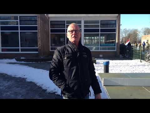 een man vertelt over de ijsbaan in bellingwolde