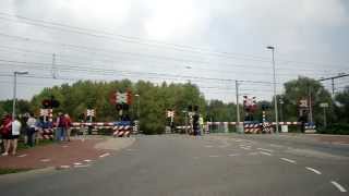 preview picture of video 'Spoorwegovergang Halfweg- Zwanenburg/ Passage a Niveau/ Railroad-/ Level Crossing/ Bahnübergang'