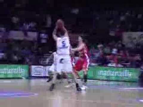 11 23-02-08 BCO-Charleroi - Opnieuw stevige dunk van Chuck D